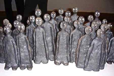 Os Adoradores, de Nihajet Khalaf - cer&acirc;mica raku, 2000 