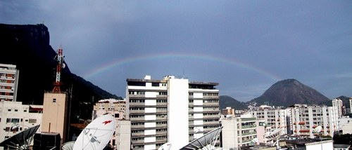 pela janela, por volta das cinco da tarde deste s�bado