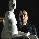 Marc Quinn ao lado da r&eacute;plica da escultura que estar&aacute; em Trafalgar Square na pr&oacute;xima primavera