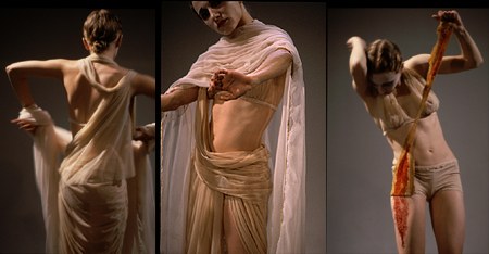 Ksenia Vidyaykina faz um strip onde simula expor muito mais do que apenas sua pele